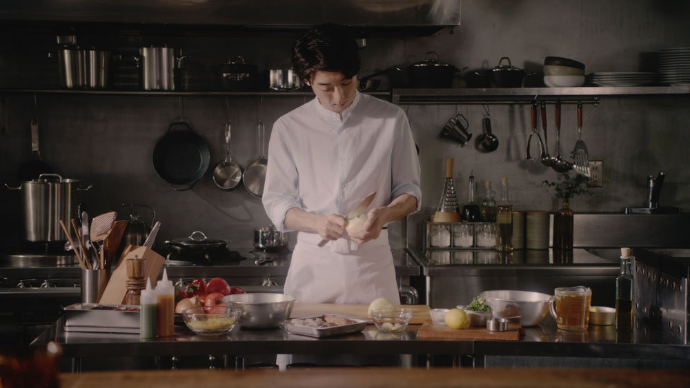 ウェブ動画で華麗な料理の腕前を披露する高橋一生