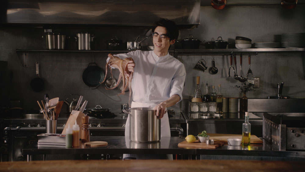 ウェブ動画で華麗な料理の腕前を披露する高橋一生