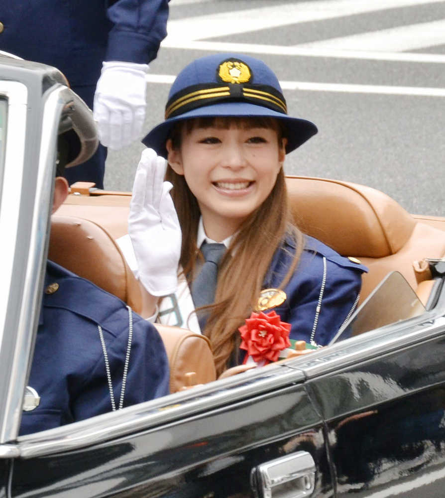 大阪府警南署の一日署長に就任し、御堂筋をパレードする平野綾
