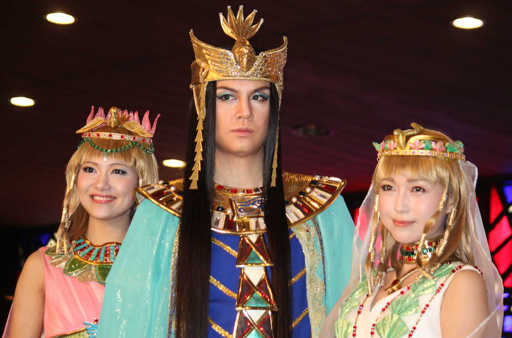 ミュージカル「王家の紋章」初日前日囲み取材に出席した（左から）宮澤佐江、浦井健治、新妻聖子