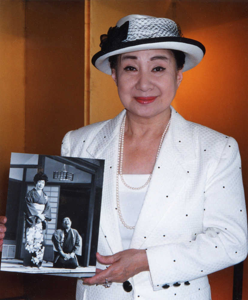 ９５年、芸能生活５０周年に故・鳳さんとの思い出の作品を演じた京唄子さん
