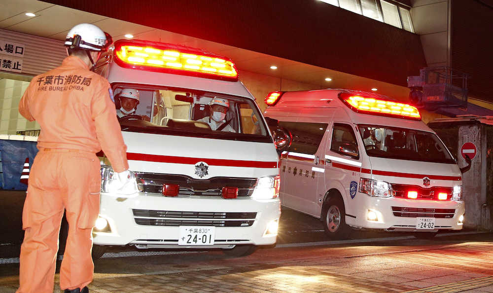 「ＯＮＥ　ＯＫ　ＲＯＣＫ」のコンサートが行われた幕張メッセを出る救急車