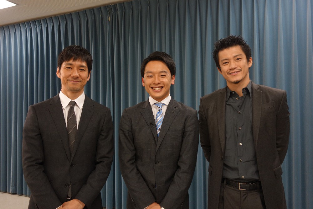 １１日放送のＫＴＶ「みんなのニュース　報道ランナー」で対談した（左から）西島秀俊、新実彰平アナウンサー、小栗旬