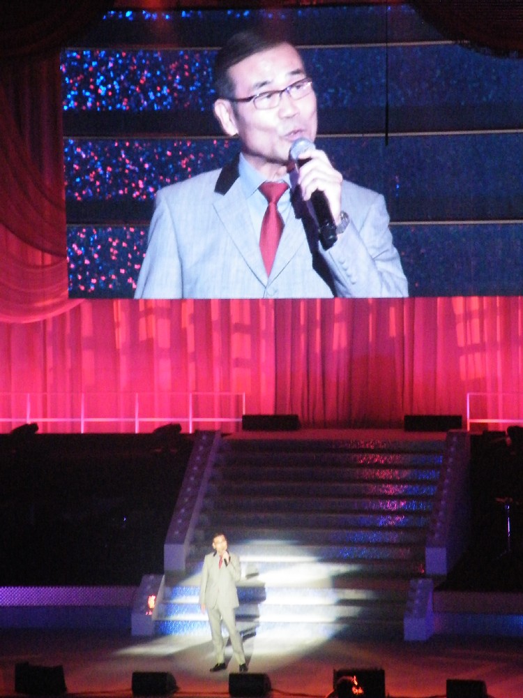 大阪城ホールで行われた「カラオケレインボー　１万人の歌謡曲」に出演したオール巨人
