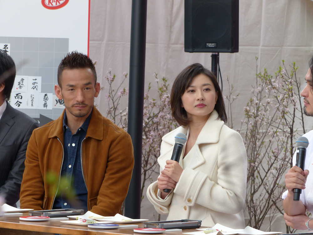 「キットカット　日本酒」のコラボ発表イベントに出席した中田英寿氏と菊川怜