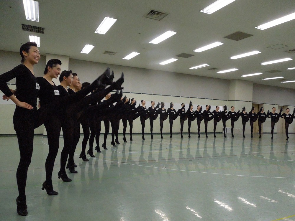 息を合わせ初舞台のラインダンスを披露する宝塚歌劇団１０３期生
