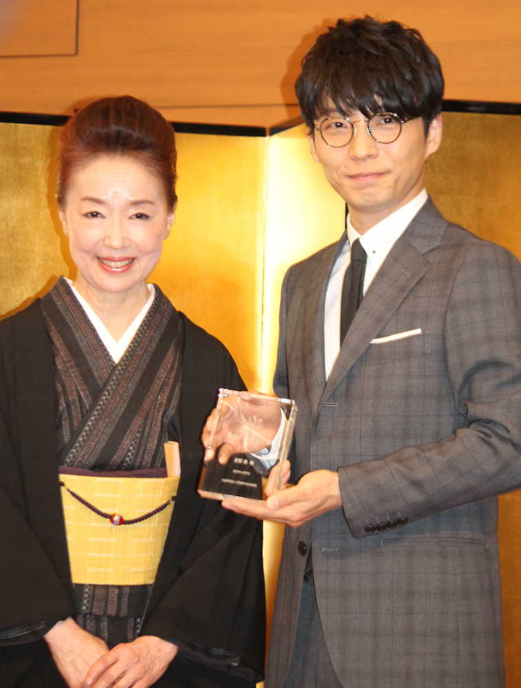 「第９回伊丹十三賞」を受賞した星野源。左は宮本信子