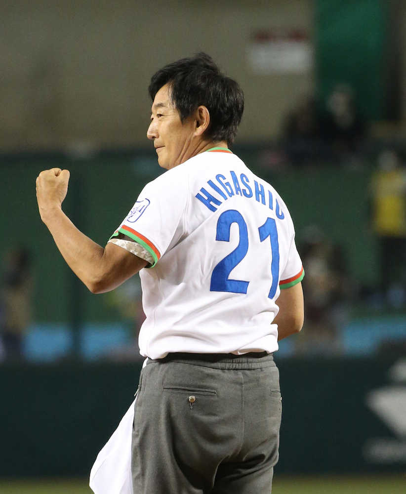 始球式に登場した石田純一は、義父・東尾修氏のユニホーム披露してガッツポーズ