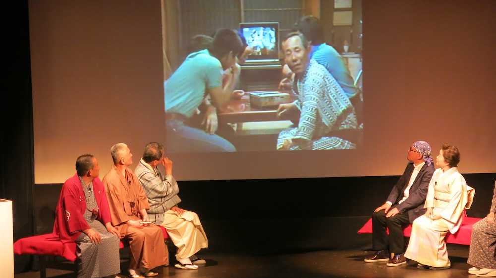 亡き師匠の桂春団治さんを偲び、舞台上で目頭を押さえる桂春之輔（左から３人目）