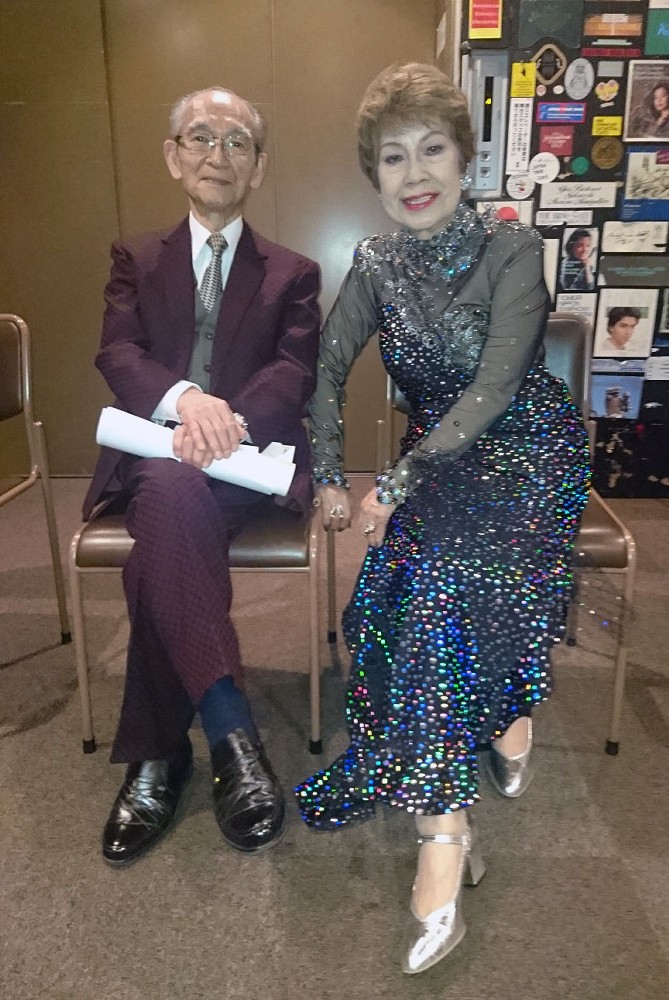 今年３月に行われた公開録音に参加ペギー葉山さん（右）とジャズピアニストの秋満義孝さん