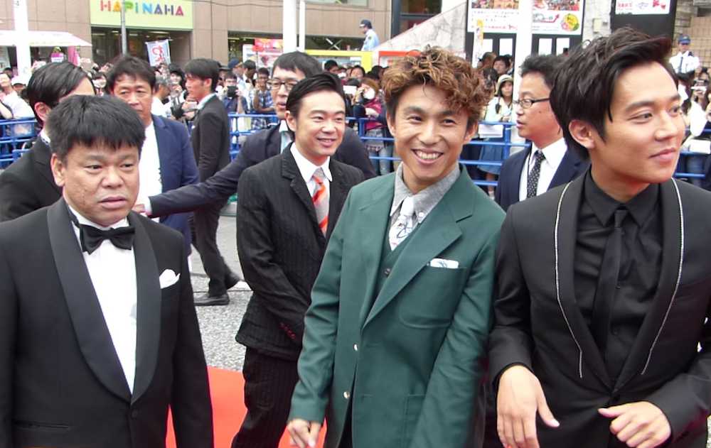「第９回沖縄国際映画祭」レッドカーペットに登場した（前列左から）ジミー大西、中尾明慶、小出恵介