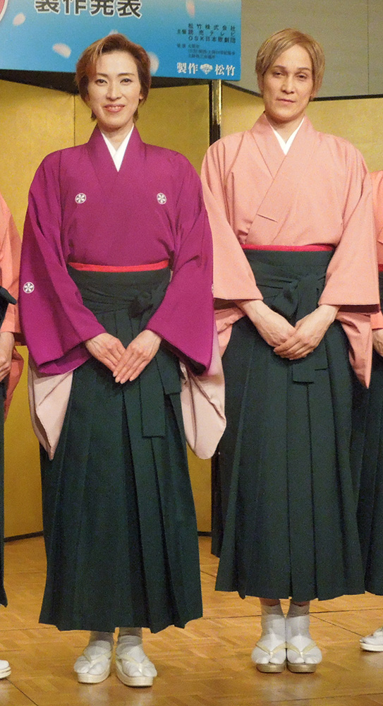９５周年記念公演への意気込みを語るＯＳＫ日本歌劇団のトップスター高世麻央（左）と２番手スター桐生麻耶