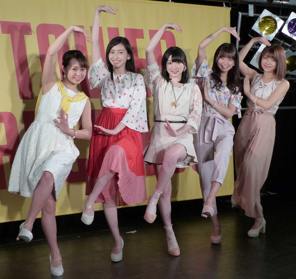 新曲の振り付け「地団駄ダンス」をするＪｕｉｃｅ＝Ｊｕｉｃｅ（左から）高木紗友希、植村あかり、宮本佳林、宮崎由加、金澤朋子