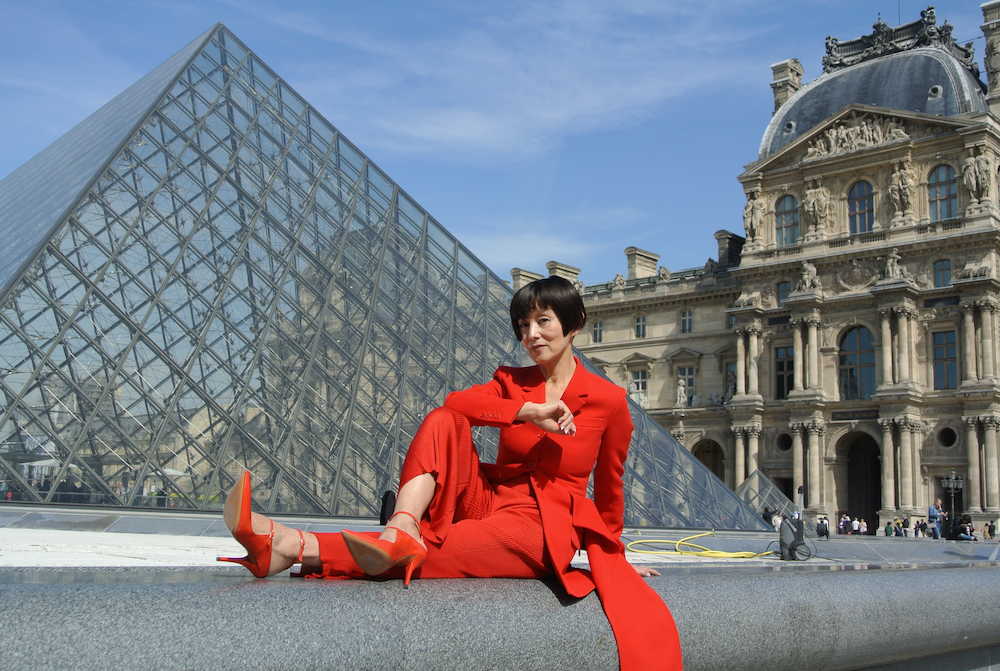 パリ・ルーブル美術館で公演を行った夏木マリ