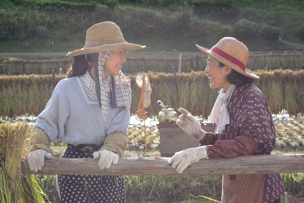 農作業をしながら「いつでも夢を」を歌うヒロインの母親役の木村佳乃（左）、羽田美智子