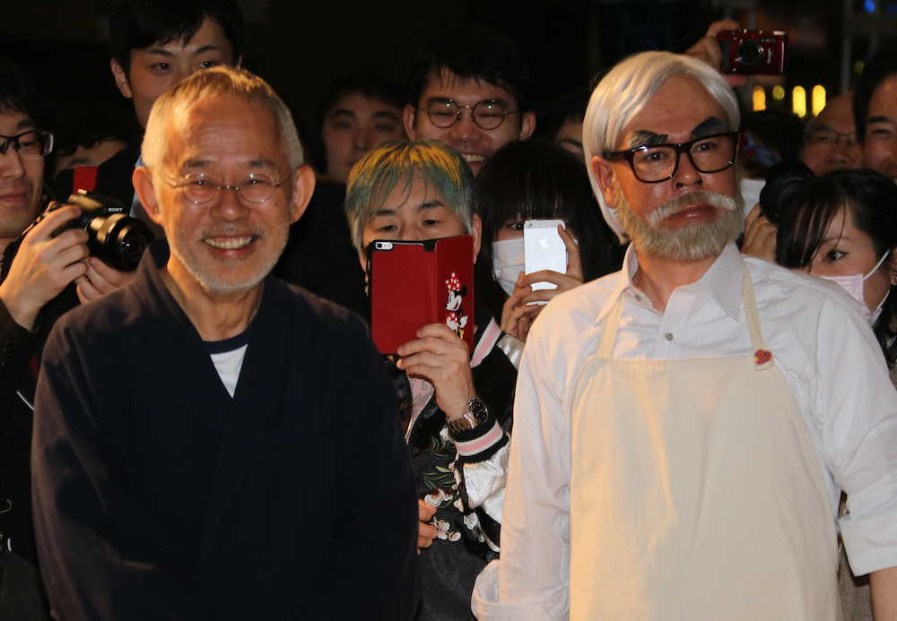 「ニコニコ超会議」のイベントに登場したスタジオジブリの鈴木敏夫プロデューサー（左）は宮崎駿監督のコスプレをしたファンの男性を見つけ笑顔