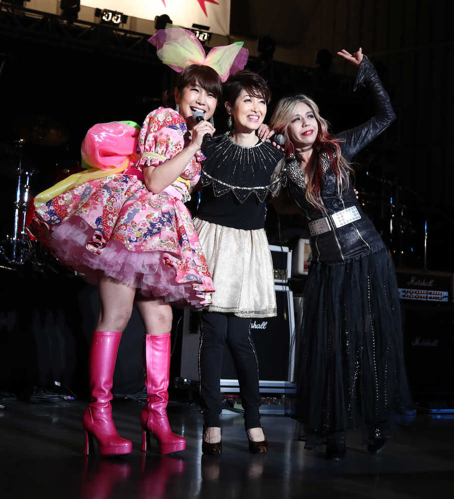 熱唱した（左から）はるな愛、荻野目洋子、寺田恵子