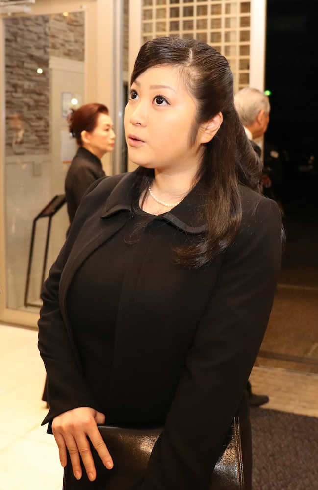 ロック座の斎藤智恵子名誉会長の通夜に訪れた小向美奈子
