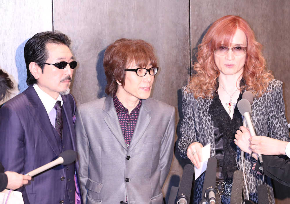 報道陣の質問に応えるＴＨＥ　ＡＬＦＥＥの（左から）桜井賢、坂埼幸之介、高見沢俊彦
