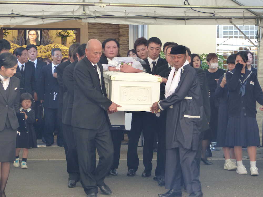 斎藤智恵子さんの葬儀・告別式が営まれ、ゾマホン（前列右）らが棺を抱え出棺