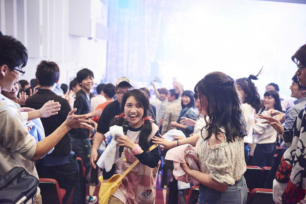 先月２６日に中野サンプラザで初のライブを行った井上苑子は客席で若者に熱狂的な声援を受け笑顔