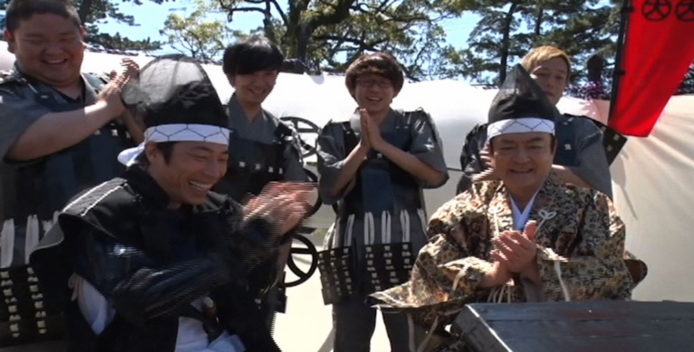 モニターを見て爆笑する田村淳（手前左）と大和田伸也（同右）（Ｃ）日本テレビ