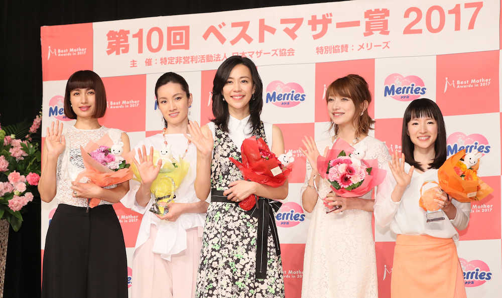 ベストマザー賞を受賞した（左から）モデルの佐田真由美、荒川静香さん、木村佳乃、後藤真希、片付けコンサルトの近藤麻理恵さん