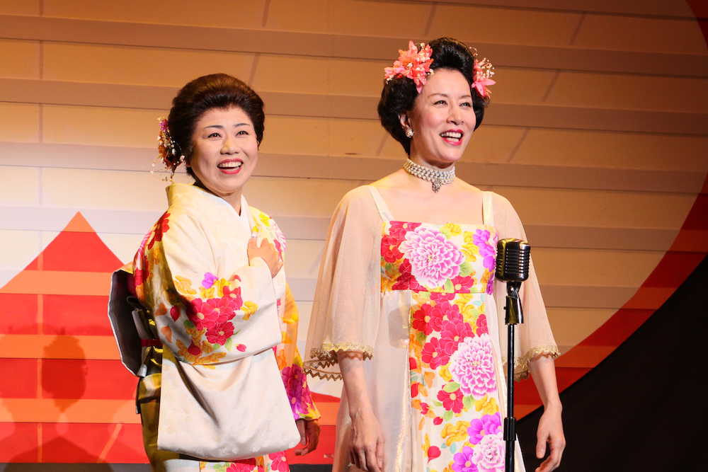 １３年に再演した「ええから加減」で漫才コンビを演じる藤山直美（左）と高畑淳子