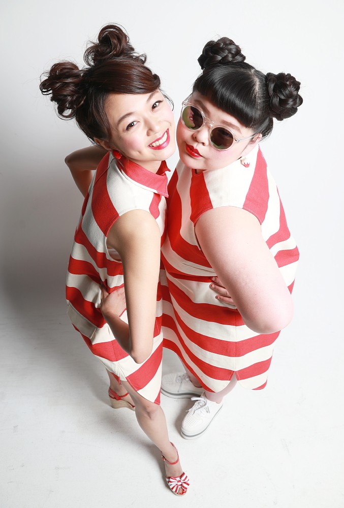 お揃いのボーダー柄の衣装でポーズをとるマレーシア出身のモデルで歌手のＩｒｉｓ（左）とみくぴ