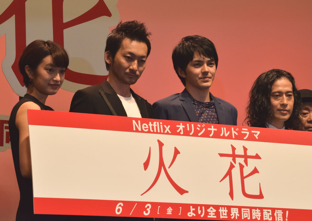 ネット配信ドラマ「火花」の完成披露試写会に出席した（左から）門脇麦、波岡一喜、林遣都、又吉直樹（１６年６月撮影）