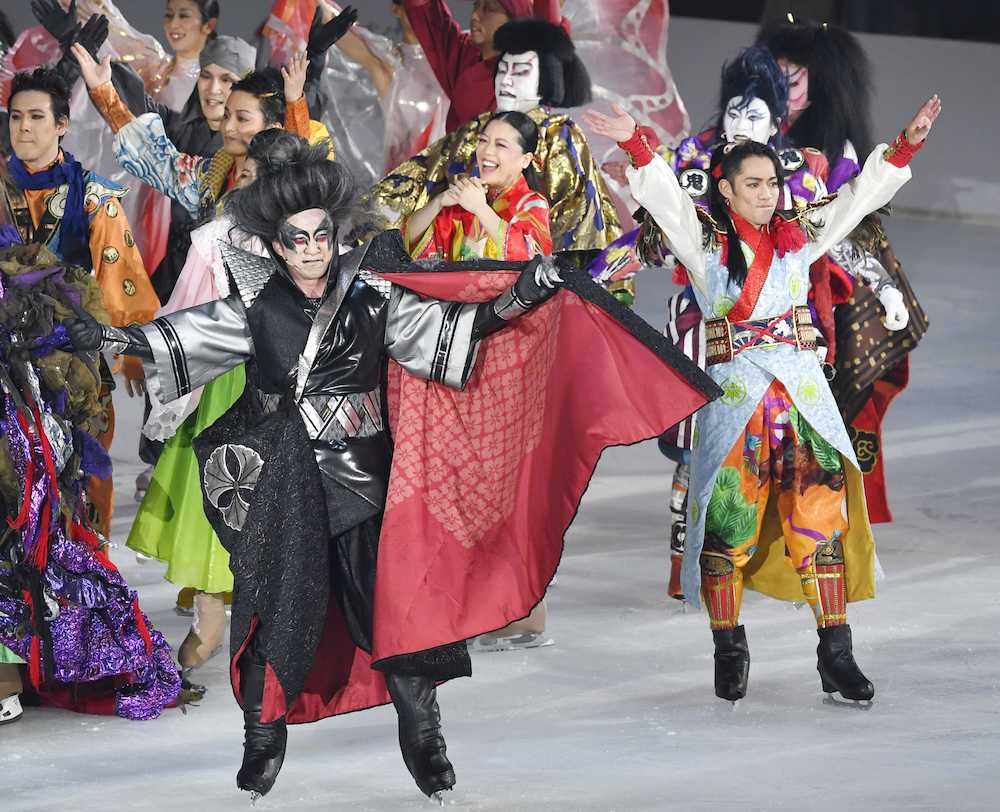 氷上のショーを終え、歓声に応える市川染五郎（手前左）や高橋大輔（同右）ら出演者