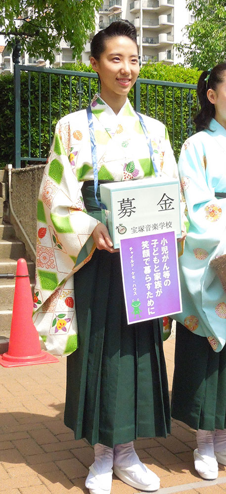 「すみれ募金」でファンの前に初めて登場した宝塚音楽学校の松岡恵さん