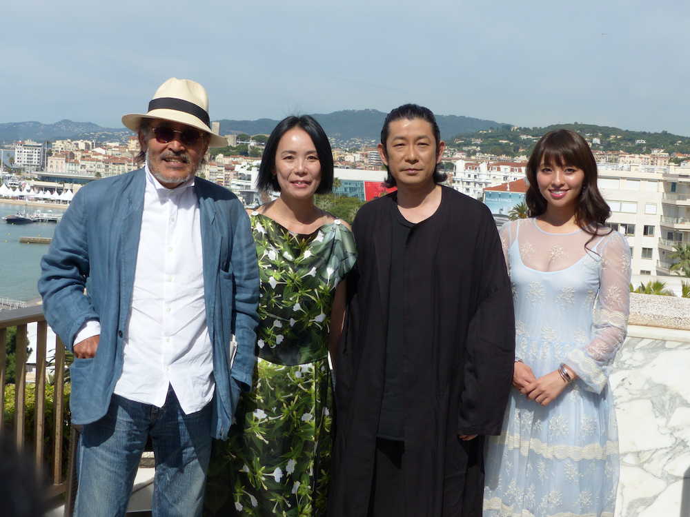 カンヌ国際映画祭のコンペティション部門に「光」が出品され、日本のメディア向けに会見した（左から）藤竜也、河瀬直美監督、永瀬正敏、水崎綾女