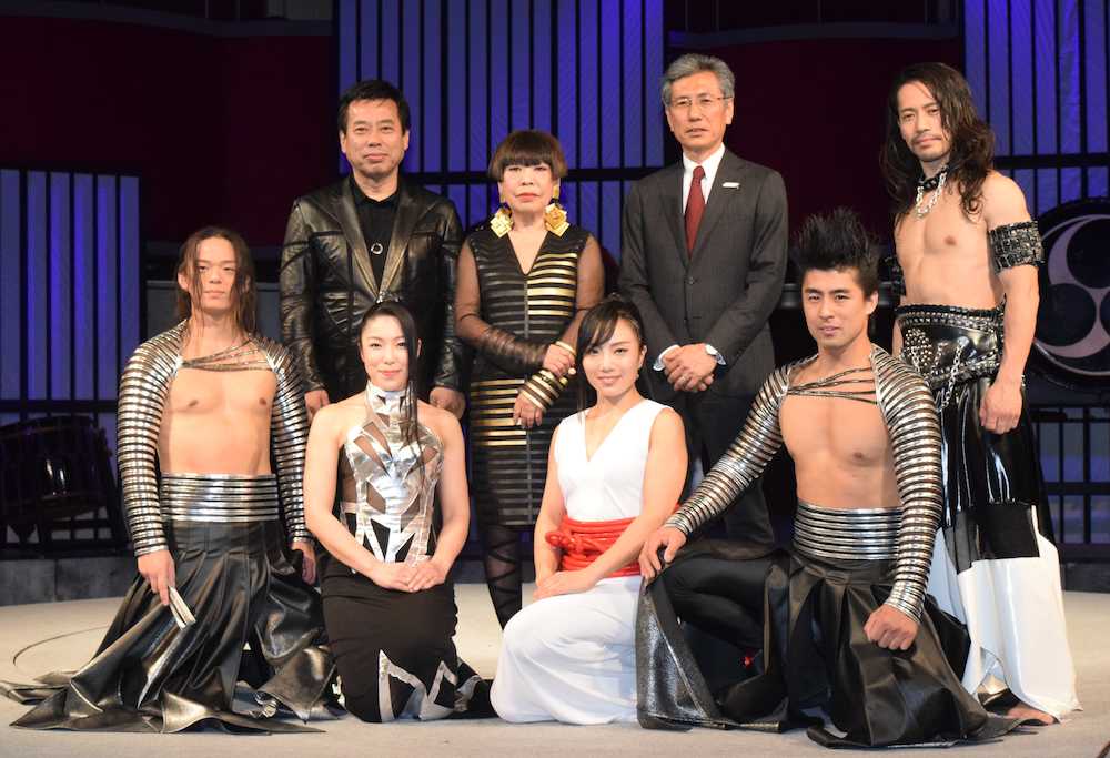 「ＴＡＯ」の公演「万華響―ＭＡＮＧＥＫＹＯ−」発表会に出席したコシノジュンコさん（後列左から２番目）