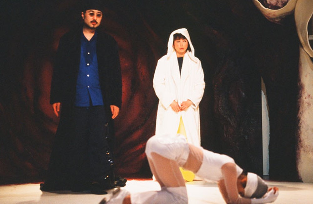 舞台「業音」初演時の１場面（左から松尾スズキ、荻野目慶子。手前は康本雅子）（撮影：田中亜紀）