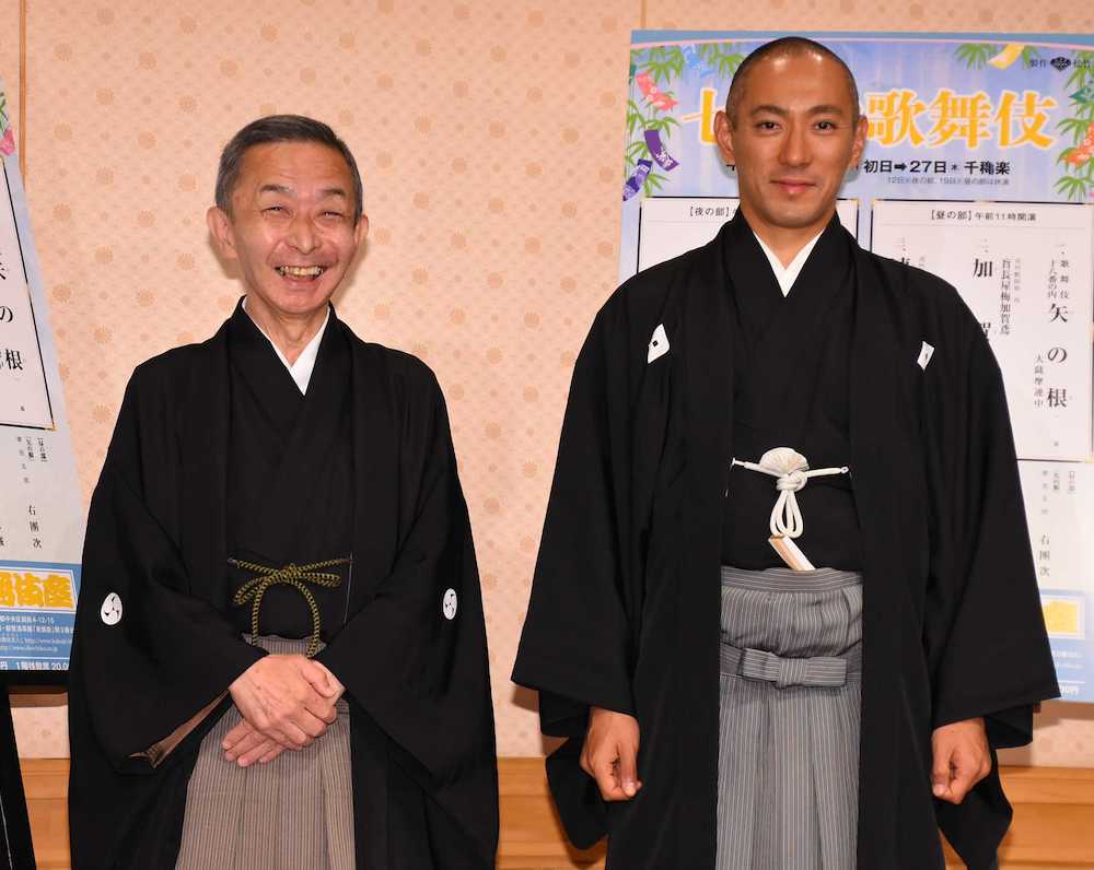 都内で行われた「七月大歌舞伎」記者会見に出席した、市川右之助（左）、市川海老蔵