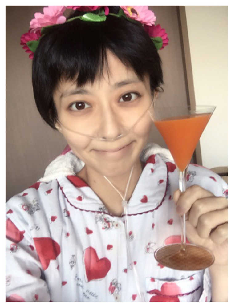 自身のブログで退院したことを報告した小林麻央はにんじんジュースを手に笑顔