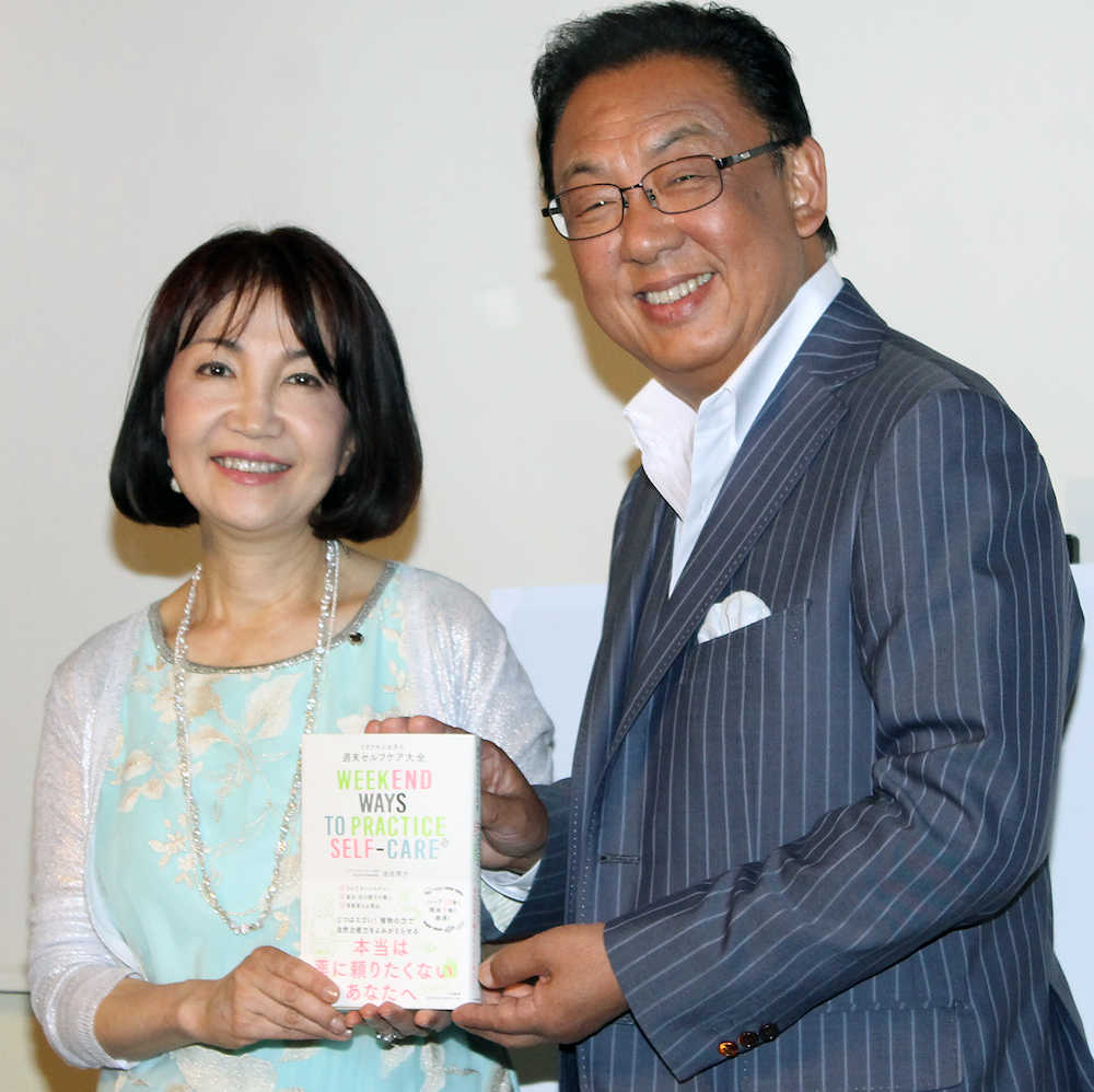 著書の出版記念パーティーを開いた池田明子さんと夫の梅沢富美男