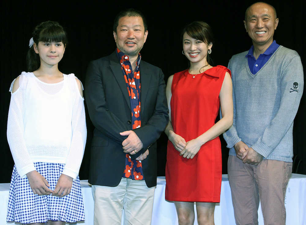 映画「ｓｉｎｇｌｅ　ｍｏｍ　優しい家族。」の製作発表に臨んだ（左から）長谷川葉音、木村祐一、内山理名、松本和巳監督