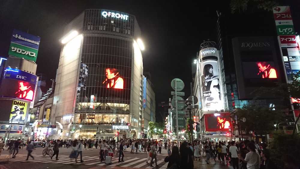 真夜中の渋谷スクランブル交差点の街頭ビジョンをジャックした稲川淳二