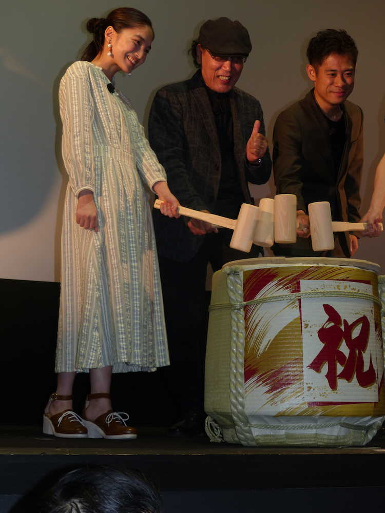 鏡開きで初日を祝う（左から）松本妃代、吉田類、伊藤淳史