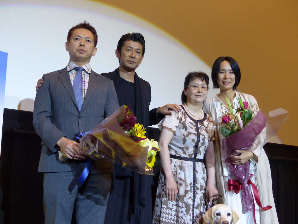 映画「光」の大ヒット舞台あいさつに登壇した（左から）大谷重司さん、永瀬正敏、田中正子さん、河瀬直美監督