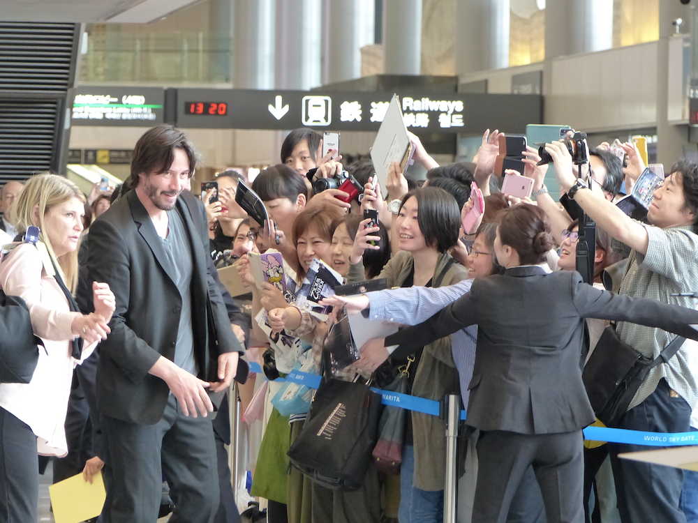 主演映画「ジョン・ウィック：チャプター２」のプロモーションのため来日し、成田空港の到着ロビーでファンに笑顔を見せるキアヌ・リーブス