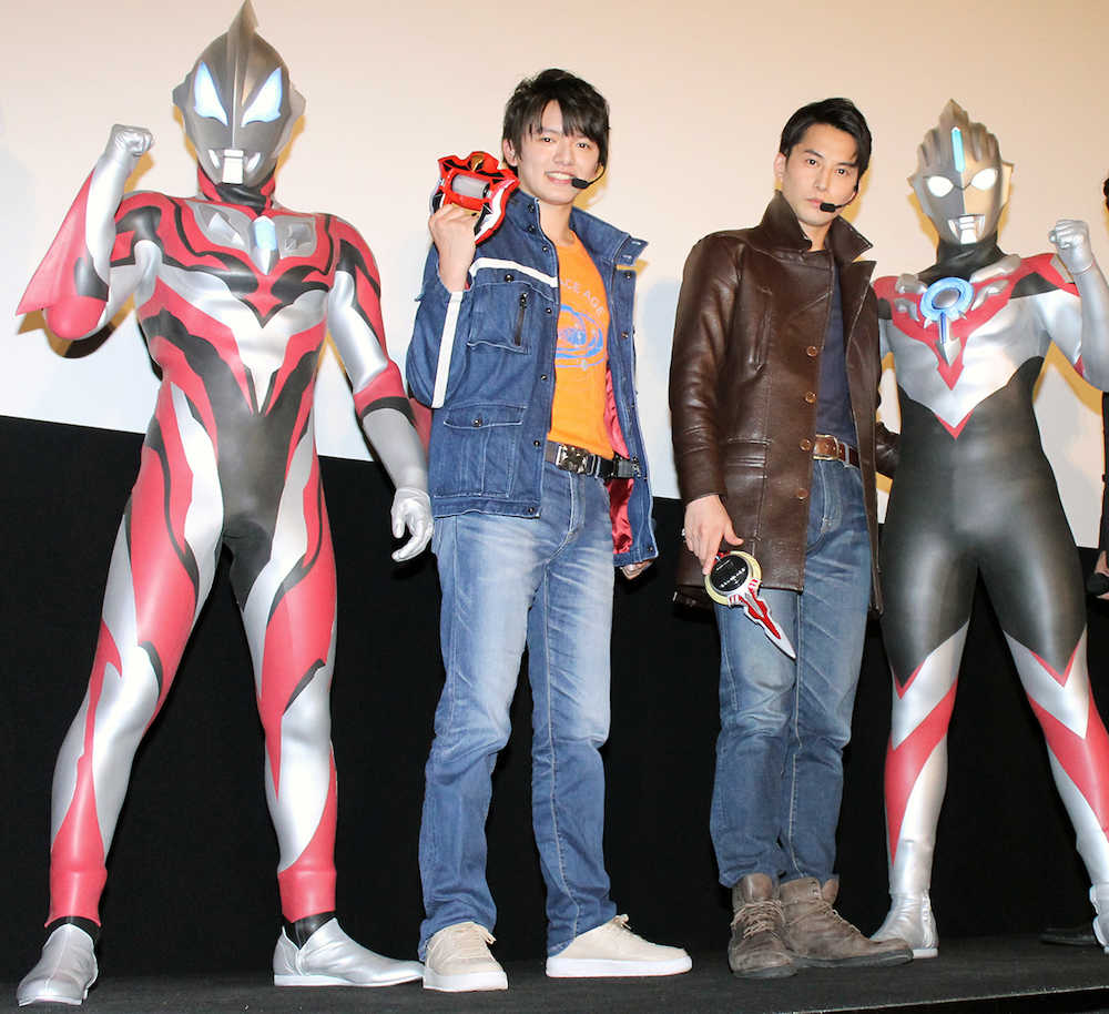 「ウルトラマンオーブ　絆の力、おかりします！」のグランドフィナーレに出演した（左から）ウルトラマンジード、濱田龍臣、石黒英雄、ウルトラマンオーブ