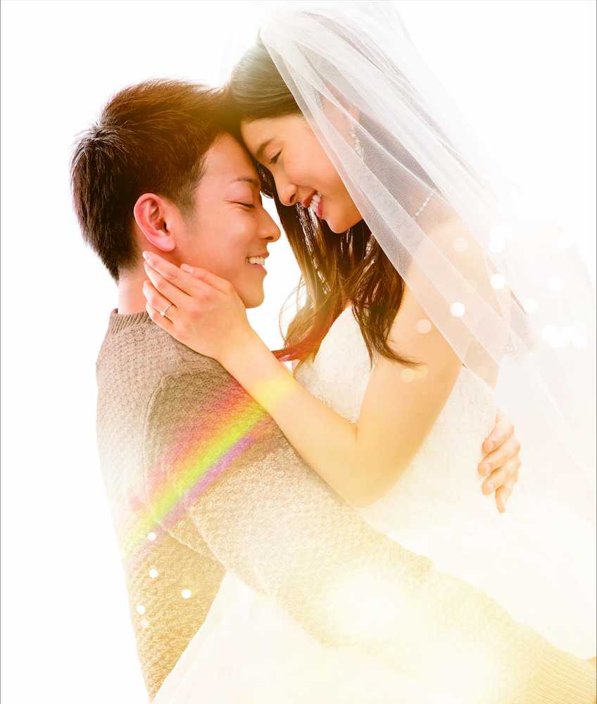 映画「８年越しの花嫁　奇跡の実話」のポスターでウェディングドレス姿の土屋太鳳と佐藤健