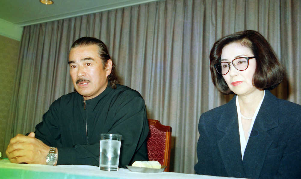９４年２月に離婚会見を行った野際陽子さん（右）と千葉真一