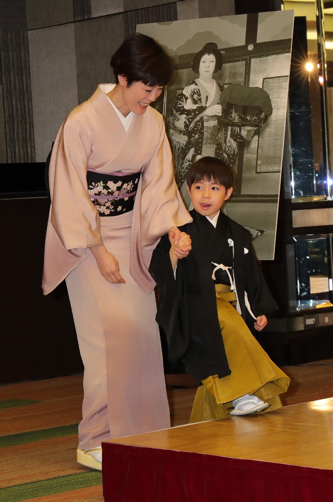 ４月の歌舞伎座取材会で母・寺島しのぶに連れられ登壇する眞秀くん