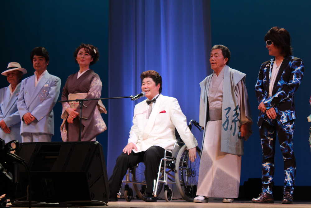の浅草公会堂で開催された歌手の木田俊之（中央）を応援する「みちのく歌謡祭」