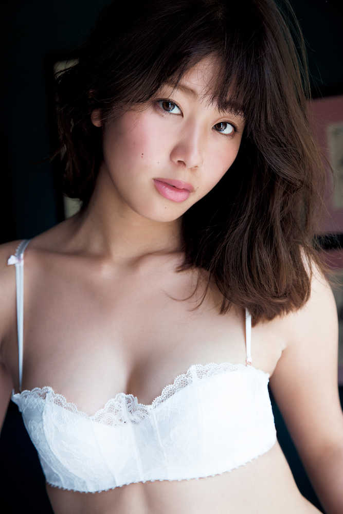 写真集「どまんなか」でセクシーな下着姿を披露した稲村亜美