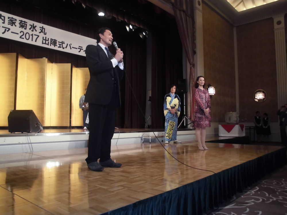 盆踊りツアーの出陣式であいさつする貴乃花親方（左端）、花田景子夫妻と河内家菊水丸
